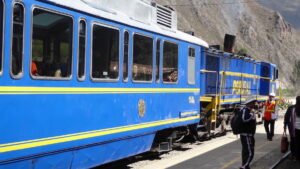 Ein Zug von Peru Rail auf dem Weg nach Machu Picchu